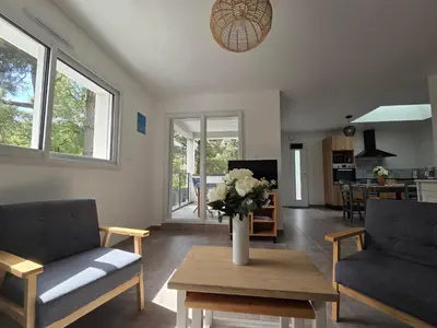 Cuisine ou kitchenette dans l'établissement Appartement neuf 62 m², 5 couchages, à 250 m de la plage - balcon, jardin privé, et parking inclus - FR-1-364-111