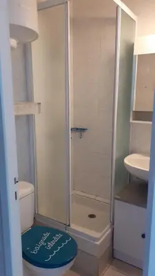 Salle de bains dans l'établissement Studio - Marina 4 - 17 allée des Pinons - 3-2