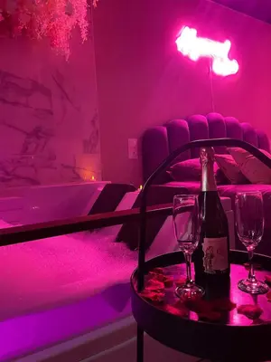 Coin salon dans l'établissement Superbe appartement avec Balnéothérapie/spa/ Champagne
