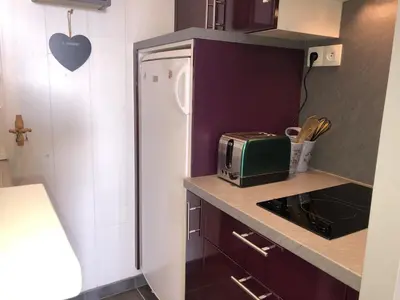 Cuisine ou kitchenette dans l'établissement Charmant T2 rénové, 4 couchages, parking privé, 200m plage, balcon, meublé tourisme 2 étoiles - FR-1-224C-179