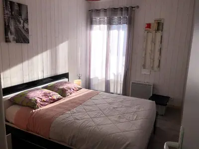 Un ou plusieurs lits dans un hébergement de l'établissement Charmant T2 rénové, 4 couchages, parking privé, 200m plage, balcon, meublé tourisme 2 étoiles - FR-1-224C-179