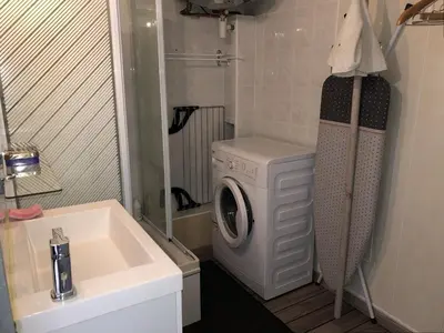 Salle de bains dans l'établissement Charmant T2 rénové, 4 couchages, parking privé, 200m plage, balcon, meublé tourisme 2 étoiles - FR-1-224C-179