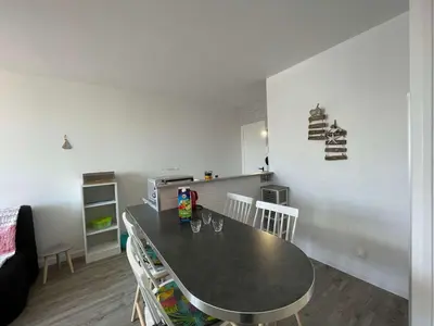 Coin salon dans l'établissement Appartement rénové à neuf, 4 couchages, balcon ensoleillé, parking privé, proche plage et commerces - FR-1-224C-173