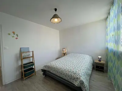 Un ou plusieurs lits dans un hébergement de l'établissement Appartement rénové à neuf, 4 couchages, balcon ensoleillé, parking privé, proche plage et commerces - FR-1-224C-173