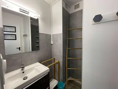 Salle de bains dans l'établissement Appartement rénové à neuf, 4 couchages, balcon ensoleillé, parking privé, proche plage et commerces - FR-1-224C-173