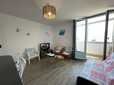 Télévision ou salle de divertissement dans l'établissement Appartement rénové à neuf, 4 couchages, balcon ensoleillé, parking privé, proche plage et commerces - FR-1-224C-173