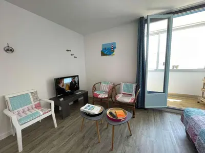 Télévision ou salle de divertissement dans l'établissement Appartement rénové à neuf, 4 couchages, balcon ensoleillé, parking privé, proche plage et commerces - FR-1-224C-173