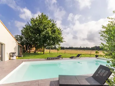 Piscine de l'établissement Cabane au cœur du Vignoble Nantais avec piscine privative chauffée - FR-1-306-1210 ou située à proximité
