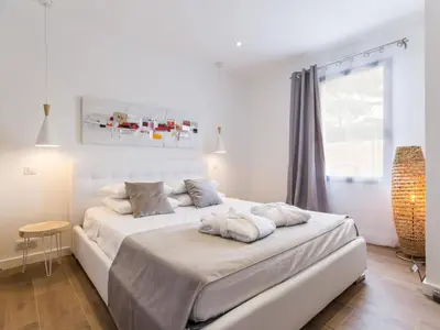 Un ou plusieurs lits dans un hébergement de l'établissement Gîtes avec piscine chauffée, SPA, proche plage et commerces, jardin privatif et tout compris - FR-1-306-1207