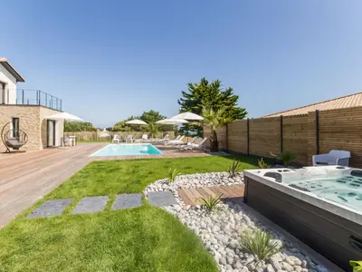 Piscine de l'établissement Gîtes avec piscine chauffée, SPA, proche plage et commerces, jardin privatif et tout compris - FR-1-306-1207 ou située à proximité