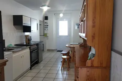 Cuisine ou kitchenette dans l'établissement LA MAISON BLEUE