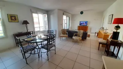 Télévision ou salle de divertissement dans l'établissement LES PALUDIERS Appartement 2 chambres centre-ville