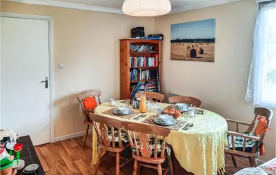 Coin salon dans l'établissement 2 Bedroom Awesome Home In Chelun