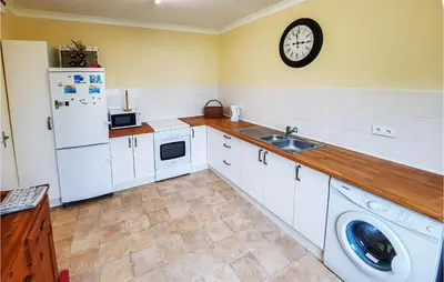 Cuisine ou kitchenette dans l'établissement 2 Bedroom Awesome Home In Chelun