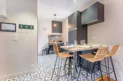 Cuisine ou kitchenette dans l'établissement Le Petit Bacchus - au cœur de Nantes