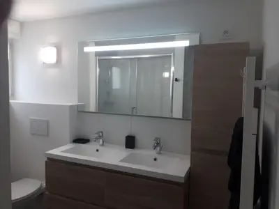Salle de bains dans l'établissement Maison et grande terrasse face mer