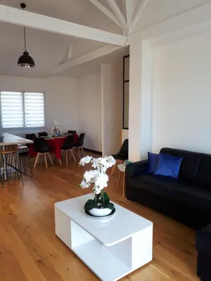 Coin salon dans l'établissement Maison et grande terrasse face mer