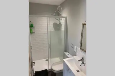 Salle de bains dans l'établissement LA PETITE MAISON de Chenillé Changé