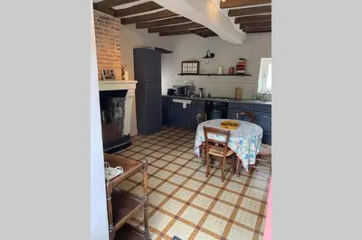 Cuisine ou kitchenette dans l'établissement LA PETITE MAISON de Chenillé Changé
