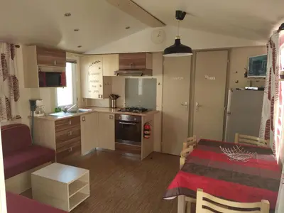 Cuisine ou kitchenette dans l'établissement Mobilhome camping proche des plages