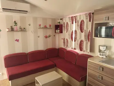 Coin salon dans l'établissement Mobilhome camping proche des plages