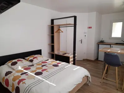Un ou plusieurs lits dans un hébergement de l'établissement CHARMANT STUDIO DANS UNE MAISON NEUVE