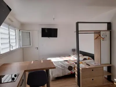 Télévision ou salle de divertissement dans l'établissement CHARMANT STUDIO DANS UNE MAISON NEUVE