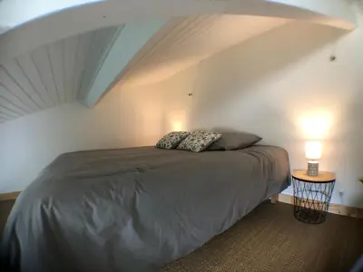Un ou plusieurs lits dans un hébergement de l'établissement Maison moderne avec jardin à 750m de la mer