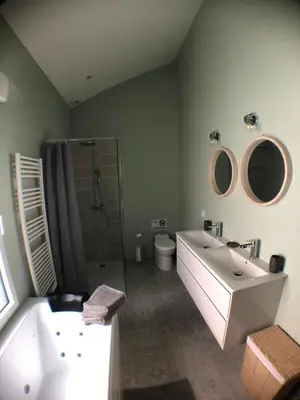 Salle de bains dans l'établissement Maison moderne avec jardin à 750m de la mer
