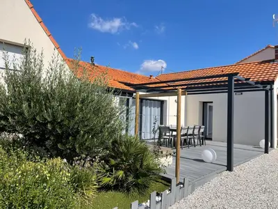 Jardin de l'établissement Maison moderne avec jardin à 750m de la mer