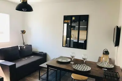 Coin salon dans l'établissement Appartement 2/3 pers, centre ville avec parking.
