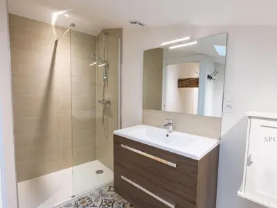 Salle de bains dans l'établissement Gîte rénové en bord de Sèvre avec jardin partagé, pour 6 personnes, proche de Puy du Fou - FR-1-426-485