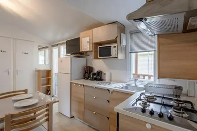 Cuisine ou kitchenette dans l'établissement Mobile Home - Sleeps 6 - Parking - Family Pools