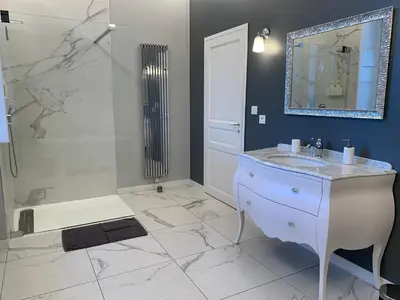 Salle de bains dans l'établissement Domaine de La Mazure