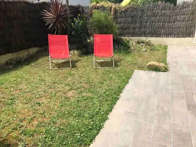 Jardin de l'établissement Bel appartement en rez-de-jardin à 100m des plages