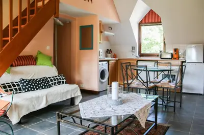 Coin salon dans l'établissement Maison avec piscine