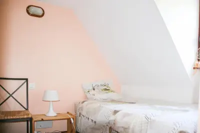 Un ou plusieurs lits dans un hébergement de l'établissement Maison avec piscine