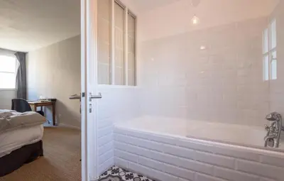 Salle de bains dans l'établissement L'Île Ô Château