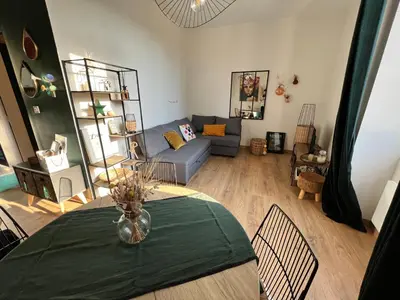 Coin salon dans l'établissement Le Belleville, proche hypercentre au calme, wifi