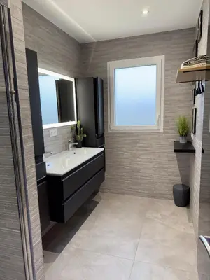 Salle de bains dans l'établissement Lincontournable - Jaccuzi-Piscine-Sauna-Hammam