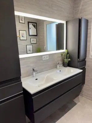 Salle de bains dans l'établissement Lincontournable - Jaccuzi-Piscine-Sauna-Hammam