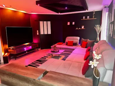 Coin salon dans l'établissement Lincontournable - Jaccuzi-Piscine-Sauna-Hammam
