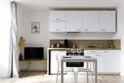 Cuisine ou kitchenette dans l'établissement T2 Charmant - Segré centre ville - 003