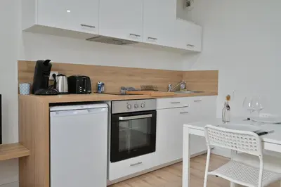 Cuisine ou kitchenette dans l'établissement T2 Charmant - Segré centre ville - 003