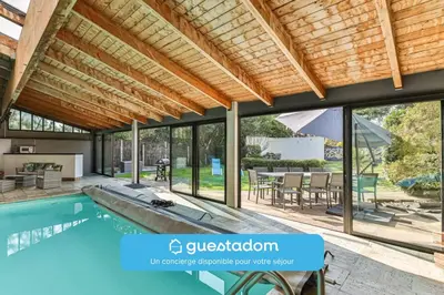 Piscine de l'établissement L'atypique - Piscine intérieure - Wifi ou située à proximité