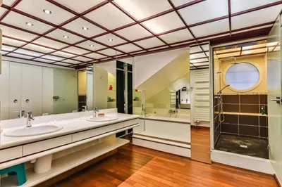 Salle de bains dans l'établissement L'atypique - Piscine intérieure - Wifi
