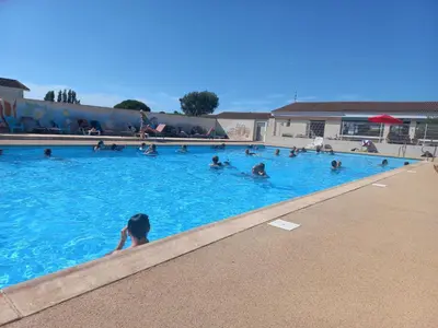 Piscine de l'établissement Mobilhome spacieux ou située à proximité
