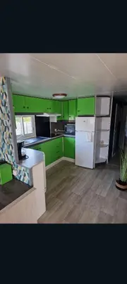 Cuisine ou kitchenette dans l'établissement Mobilhome spacieux