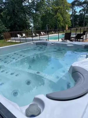 Piscine de l'établissement Château le Fresne ou située à proximité