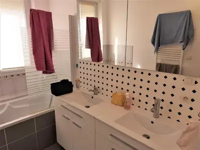 Salle de bains dans l'établissement Le Moulin Jodet